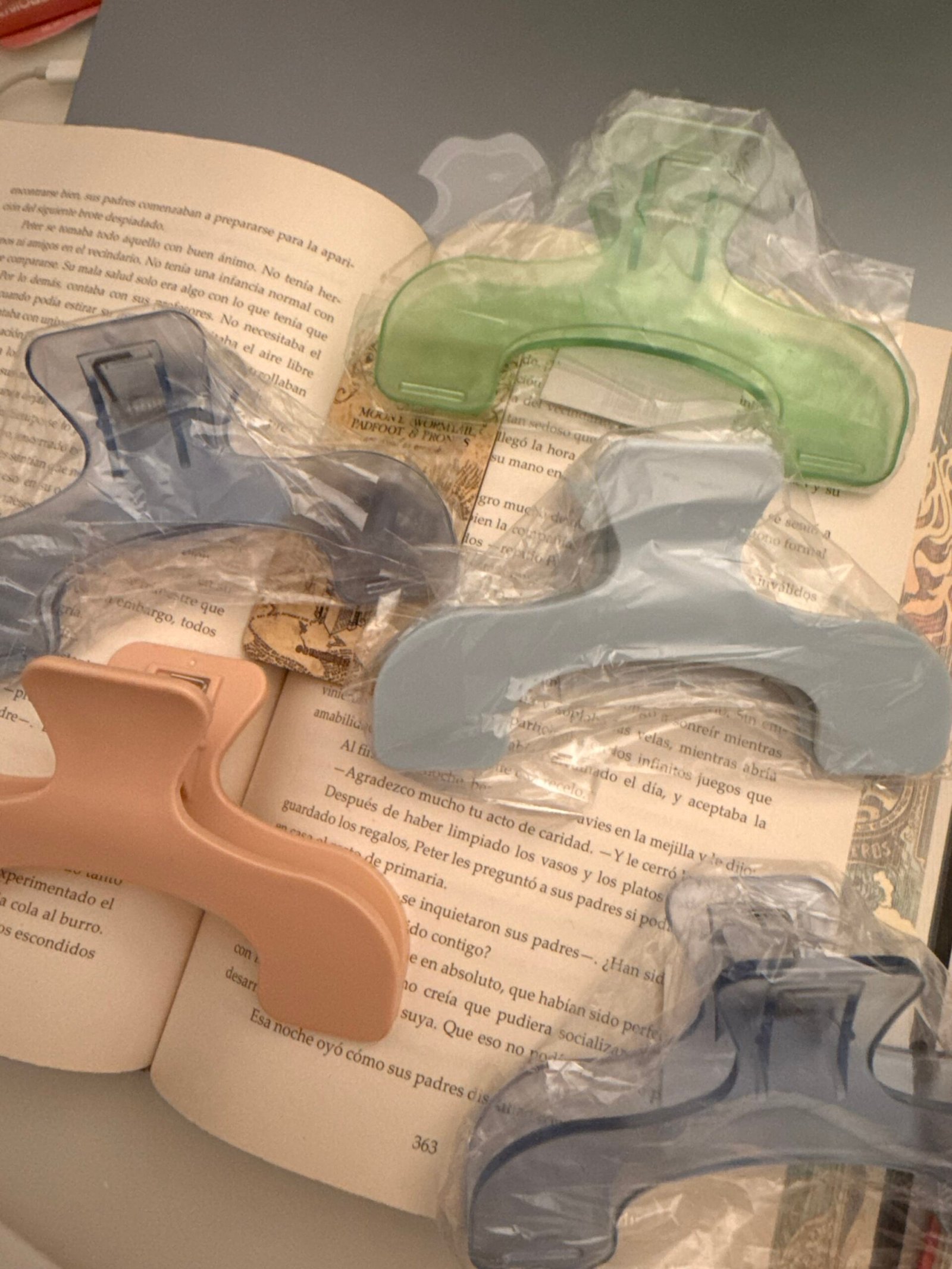 Clip Sujetapáginas Arqueado para Libros y Cuadernos (Estilo Ukanmuri) disponible en Azul y Verde transparente - Imagen 2