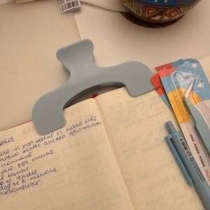 Clip Sujetapáginas Arqueado para Libros y Cuadernos (Estilo Ukanmuri) disponible en Azul y Verde transparente