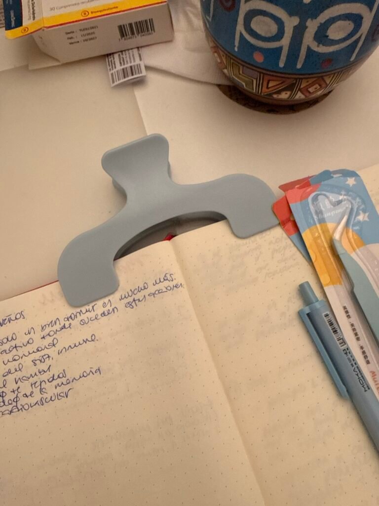 Clip Sujetapáginas Arqueado para Libros y Cuadernos (Estilo Ukanmuri) disponible en Azul y Verde transparente